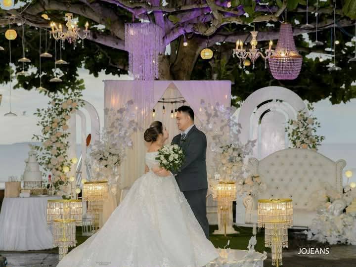 Romantic wedding moments